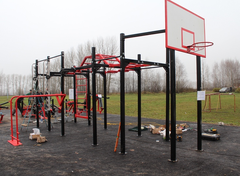 В Глазове заканчивается строительство спортплощадки возле 10-й школы