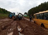 В Балезинском районе на размытой дороге застряли автобус со школьниками и трактор