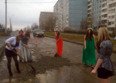 В Ижевске девушки в вечерних платьях отремонтировали улицу Союзную